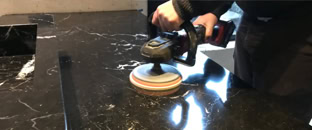 poncer plan de travail en marbre