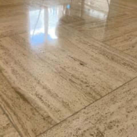 Image montrant un traitement de sol en marbre poncer travertin cristallisation - Lyon