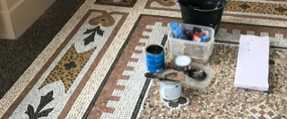 Poncer et traiter mosaique de marbre 