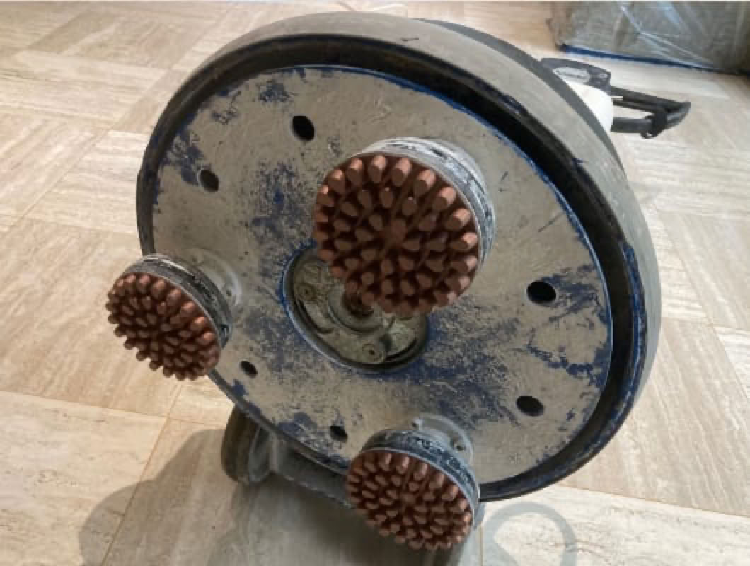 Technique de ponçage sur travertin, marbre et granito