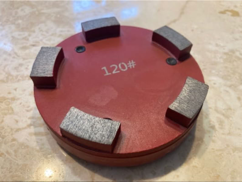 Technique de ponçage sur travertin, marbre et granito