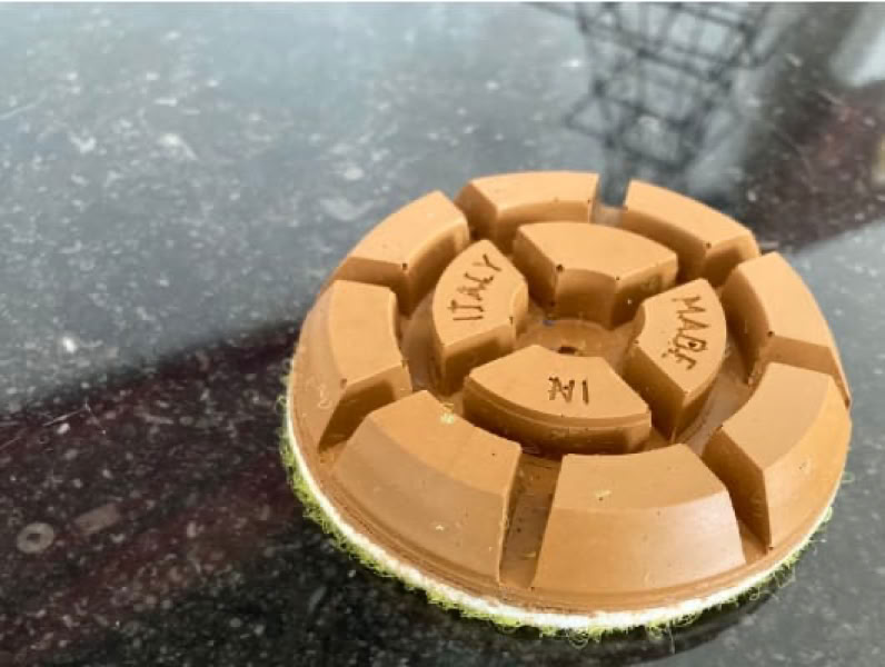 Technique de ponçage sur travertin, marbre et granito