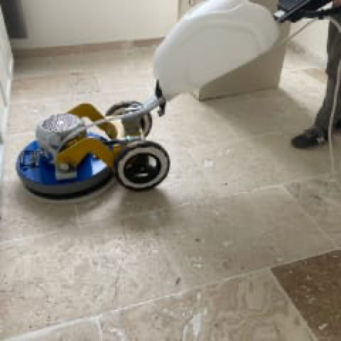 Image montrant un ponçage de sol en marbre poncer travertin cristallisation - Lyon